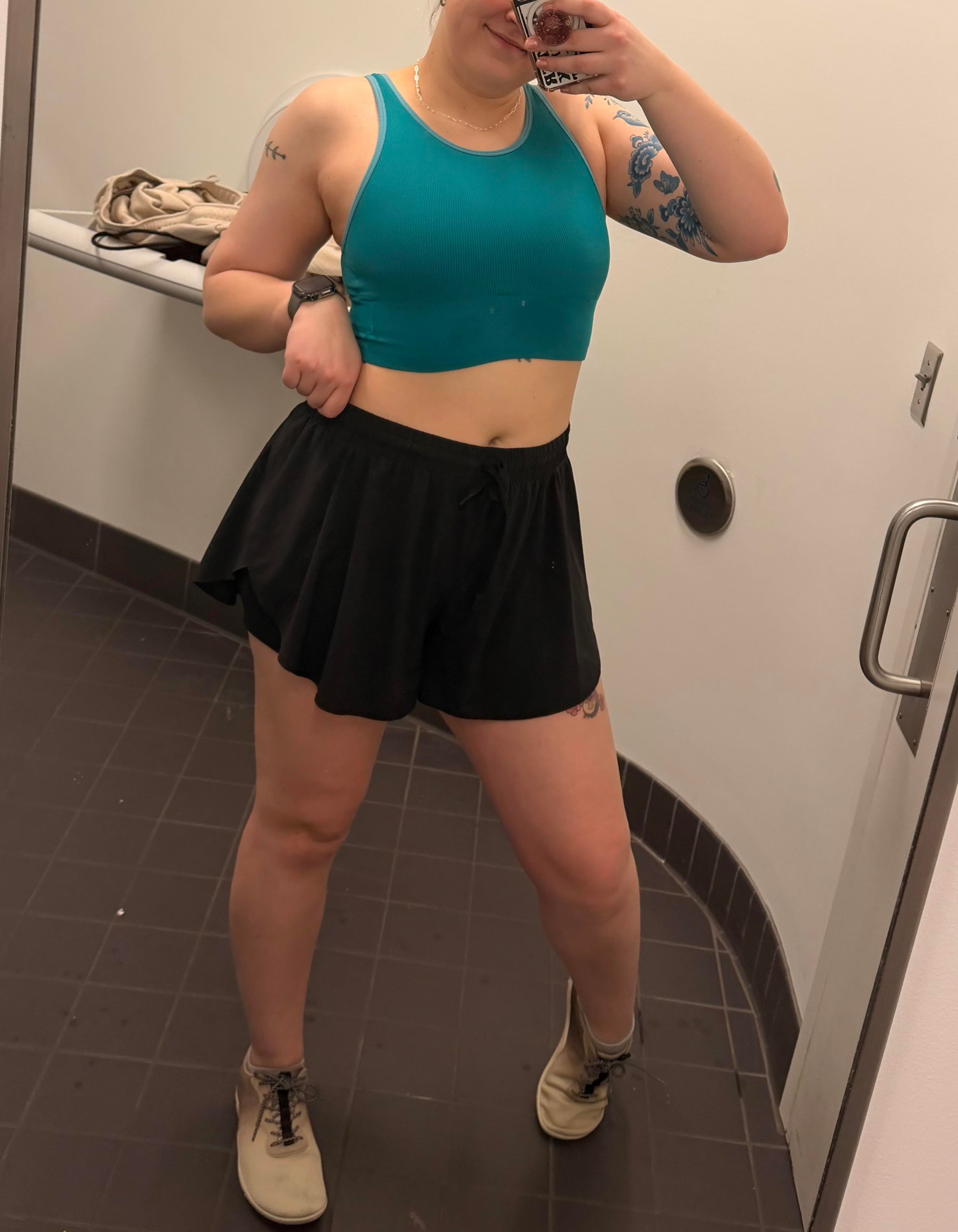 Slut back in the gym again f